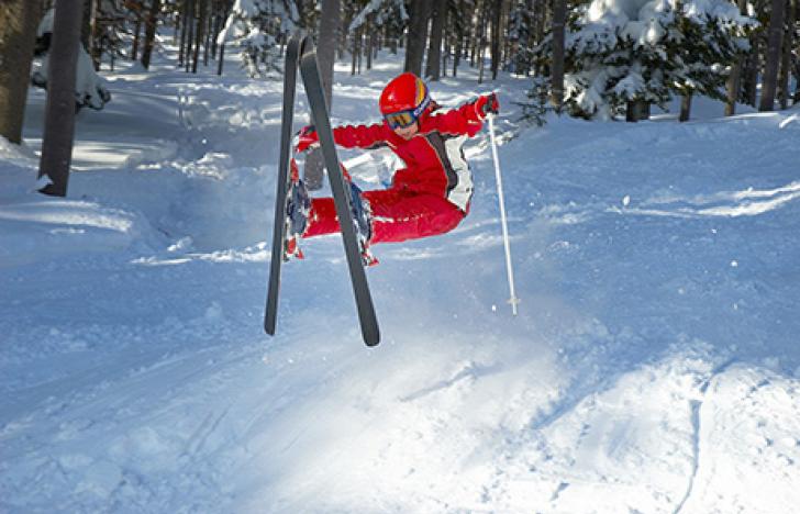 Konica Minolta sponsert erneut FIS Skisprung-Weltcup und Nordische Kombination